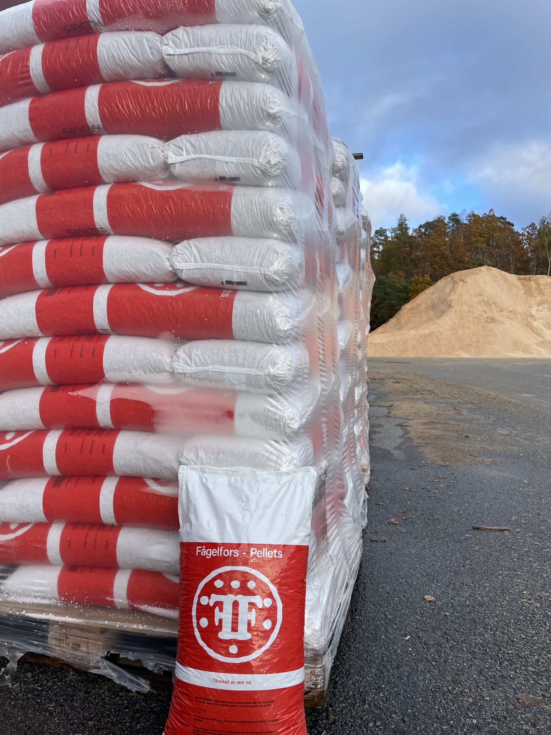 Pall med Fågelfors pellets 8mm – svensk premium-pellets levererad hem